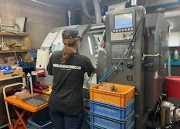 ロックファスナー株式会社 ▼1週間ごとの希望シフト提出
ギリギリに決まった予定にも対応できる！

▼土日祝休み
家庭や趣味の時間もたっぷりとれる♪