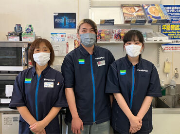 ファミリーマート渋川石原店 真ん中に写っているツートンカラーの方がオーナーです♪
髪型・髪色も自由で自分らしく働けますよ◎