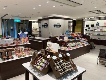 南々風-NANAKAZE- ショップ・プルメリア店（宮古島東急ホテル内） 弊社では、様々な伝統菓子、民芸品などをお届けしております！
性別問わずスタッフ活躍中♪