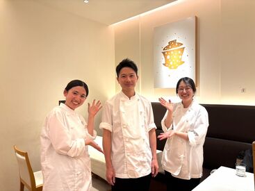 茶語(チャユー)　新宿高島屋店 真ん中はみんなの夢を応援してくれる店長さん、
両端はアルバイトさんです☆
店長との仲も良く、常に明るい雰囲気で働けます！