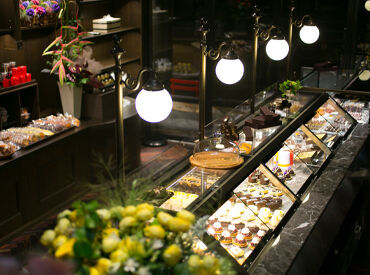 CHOCOLATERIE TAKASU（ショコラトリータカス 本店） 見ためもキレイで高級感のあるチョコレートが並びます★
落ち着いた雰囲気の店舗なので、安心して接客できますよ！