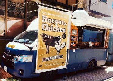 株式会社スギハラサービスクリエイツ 本社 ハンバーガーとロティサリーチキン販売のキッチンカーです！
メニュー開発が出来るチャンスも！
