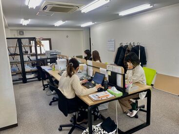 ≪窓から見た景色≫
区役所近く！閑静な住宅街に囲まれてるから、
静かに落ち着いて仕事ができます♪
駅から徒歩10分以内！