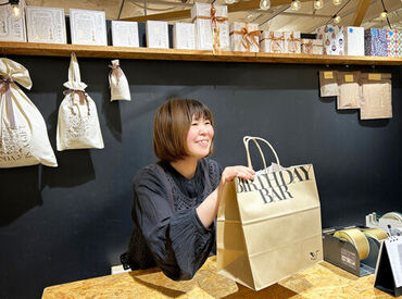 店内には"カワイイ"が勢揃い♪なんと当社、1500点のアイテムを扱ってるんです。新商品が続々登場するから、毎日が新鮮！