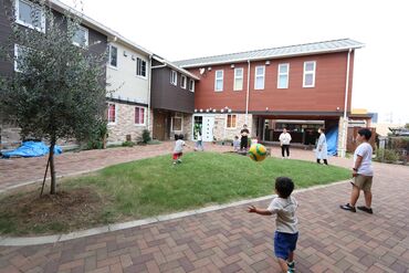 岸和田学園には、ヨガ、ダンス、アート、体操、和太鼓など多くのクラブ活動があります♪
看板犬の”さんた”もいます♪