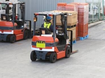 荷物は小さいものから30キロ程度の大きいものまで様々！
幅広い年代の男性スタッフが活躍中です♪

※画像はイメージです