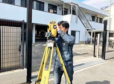 土地家屋調査士法人北山総合事務所 こんな光景、見たことありませんか？
こんな感じの測量アシスタントをお任せします◎
未経験者さん大歓迎です◎