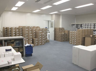 ＼在庫棚スペースです／
箱詰め作業はここで行います◎
キレイなオフィス内での作業なので安心♪モクモクとお仕事したい方にも♪