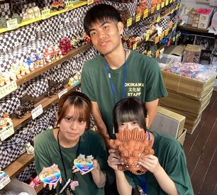OKINAWA文化屋雑貨店 ＼スタッフ大量募集中!!／
お友達と一緒に応募もOK♪
県庁前駅【徒歩2分】の好立地★
スタッフ専用駐車場もありますよ♪
