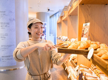 お客様とスタッフの笑顔があふれるステキなお店★
明るい雰囲気で居心地もバッチリ!
バイトデビューにもおすすめです◎