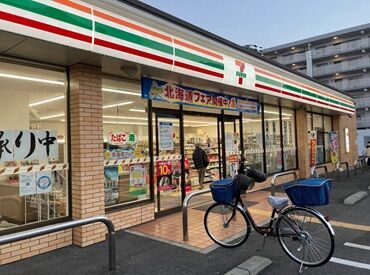 セブン-イレブン大阪長居東1丁目店 髪型・髪色自由！ネイル・ピアスOK◎
オシャレも楽しみながら勤務OK☆
「今日はどんな格好で行こうかな…」なんて楽しみも♪