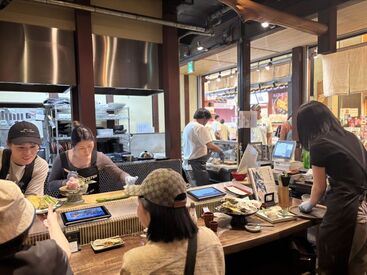 だいやす 京の台所“錦市場”内にある人気店♪
活気ある市場から店内に入ると…京都らしい「和」を感じる空間が広がっています◎