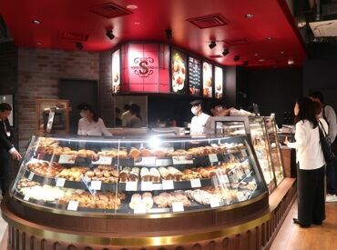 進々堂 京都髙島屋S.C.店 "いつ来ても美味しいパンが楽しめる！"
そんなお店を一緒に作っていきましょう！
未経験の方にも1つずつ丁寧にお教えします◎