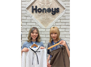 アパレルデビュー歓迎☆
他ブランドの洋服で勤務OKなので、
入社のためにお洋服を買う必要なし♪
学生~主婦まで幅広く活躍中!