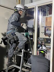 株式会社蛯名電機工業 勤務中いつでも水分補給をしたり、塩分チャージなど支給したり
空調服で作業したりと夏場の暑さ対策もバッチリ！
※イメージ画像