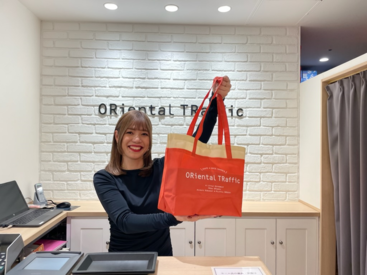 ORiental TRaffic（オリエンタルトラフィック） アミュエスト博多店 ＼未経験者さんも歓迎／
まずは元気に「いらっしゃいませ！」と
挨拶ができれば大丈夫(#^^#)♪
女性が活躍している職場です☆彡