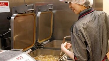 ケンタッキーフライドチキン 万代シテイ店 ＼チームワーク抜群♪／
優しい店長と頼もしい先輩達が
しっかりサポート(＠｀▽´＠)/
何でも気軽に話せる間柄なんです◎