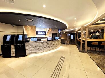 DiCE 大阪道頓堀本店（2025年3月OPEN） ネットカフェ＆カラオケのスタッフ募集！
駅チカ徒歩2分で通いやすい♪
従業員はヘアスタイル＆ピアス・ネイル自由◎