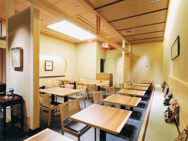 「日本料理のお店って敷居が高そうで不安…」
⇒サポート体制バッチリなのでご安心ください♪
まずは笑顔で対応できれば大丈夫！