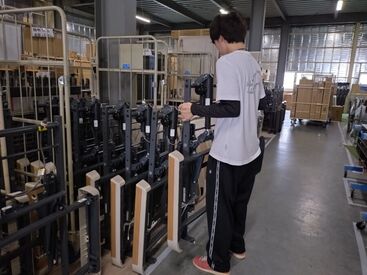 野口株式会社 東大阪営業所 ＜Step1＞
出庫するレンタル商品を棚からピックアップします！
車いすや歩行器などを扱います◎