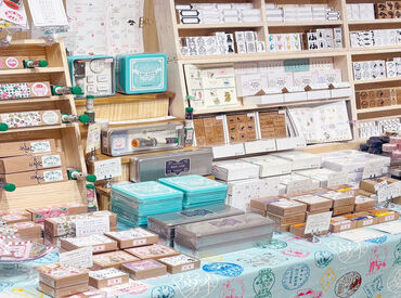 穏やかな雰囲気のオフィスでとっても働きやすいですよ♪分からないことは何でも聞いてください◎広くてきれいな自社ビルです！