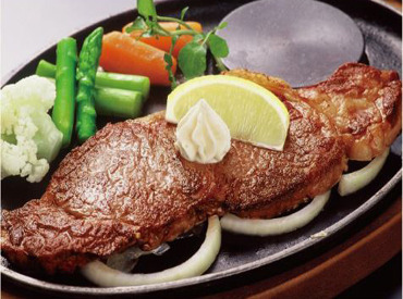 ステーキのあすか 肉汁溢れるステーキが自慢★
落ち着いた雰囲気の中で働けます！
注文取りは手書きなので
複雑な機械操作などありません◎
