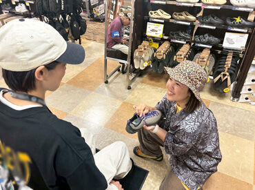 ▼当店はスポーツ用品やカジュアルウェアなど
幅広く販売していますが働いているうちに
少しずつ知識が付いてくるのでご安心を♪