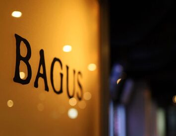 ＜NEWメンバー大募集＞
お客様に人気のドリンクやお料理をおススメ！
"BAGUS"で接客スキルを身に付けてみませんか？