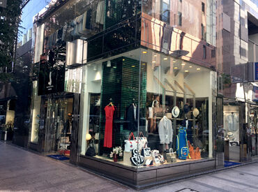 銀座 オサダ 店内には海外から輸入された洋服や雑貨がたくさん！
「これいいな」と思うものがあれば、社割で購入OK♪