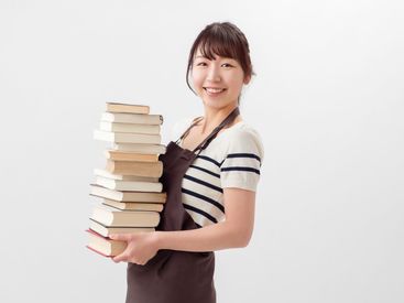 幅広い年代のスタッフ活躍中！
皆で協力しながら和気あいあいと取り組んでいます♪
空き時間には本の話で盛り上がることも◎