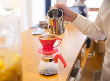 カフェスタッフ お洒落 居心地のいいバイト始めませんか 未経験ok ラテアートの勉強もできちゃう カフェなのに月10万以上も可能