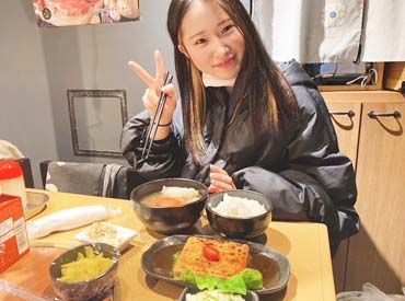 オシャレな制服で働こう♪
髪型/髪色/ピアスなどALL自由！
旅行やテスト勉強などシフトのご相談歓迎★
南部市場or川崎駅スグ！
