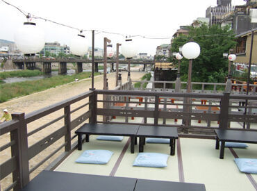 ≪木屋町店≫
時期は5～9月だけですが、川床が有名な店舗♪
京都の風情たっぷりで雰囲気抜群◎
