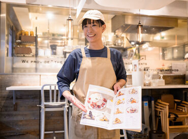 FLIPPER'S(フリッパーズ) 渋谷店　14 ゆったりしたおしゃれな店内で勤務♪
話題のパンケーキをご提供！
初バイトにもピッタリの職場です◎