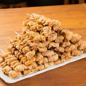 新時代 前橋店　※2025年7月OPEN【001】 名物のパリモチ食感のトリ皮串など
串焼きの準備や食材のカットなど！
調理経験がなくてもできる
シンプル作業をお任せします♪