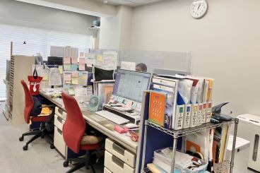 オフィスの中は、そんなに広くなくて
大人数が苦手な方も安心◎
涼しくてキレイな会社で
学んだ経験を活かして働きませんか？