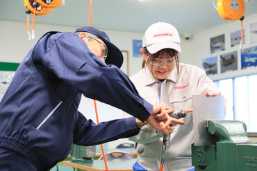 株式会社パーソナック(勤務地：大阪府堺市堺区) 取り扱う荷物は大手の自動車や釣り具メーカーの小さい部品など！
運搬はリフトで基本行うので、体の負担も少なめです♪