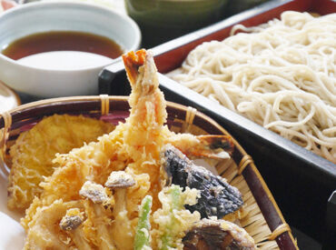 手打ちそばが人気のお店！
おそばの他にも天丼やカツ丼などもあり♪