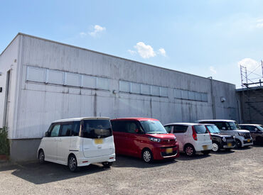 green sky株式会社 物流事業部 こんな建物です！
製麺会社体験道場裏手にございます。
運送会社様の駐車場の中を進むと物流事業部の建物がみえてきます