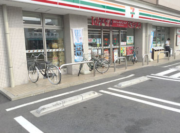 セブンイレブン　大田区東六郷2丁目店 広々駐車場が特徴◎
店内も明るく、きれいで清潔感があります！