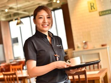 Ｑ CAFE by Royal Garden Cafe 幅広い年代のスタッフが活躍中！
新人さんも、いつの間にか馴染んでる！
そんな温かい雰囲気の職場★
※画像はイメージです。