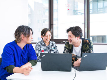 お仕事は5～6人のチーム制♪
個人でもくもく…ではないから
未経験でも安心です！
研修もあるのでしっかりサポートします◎