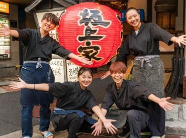 備長炭やきとり 坂上家 ★★オープンキッチン★★
店内はカウンター16席と
17名様までご利用可能なテーブル席！
お客さんとの距離も近く会話も楽しい♪