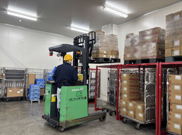 イオンフードサプライ株式会社 幅広い年代の方が活躍中！
9割が未経験からスタートです◎
みんなで同じ作業を協力して進めるので工場勤務が初めてでも安心♪
