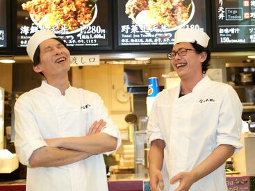 \スタッフの人柄の良さも自慢♪/
居心地が良いから…定着率も高い◎
年代問わず、みなさま大歓迎です!