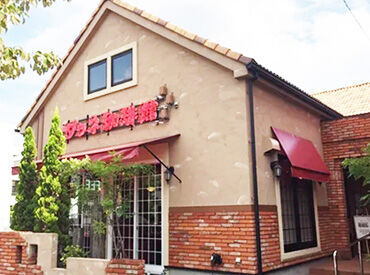 ダフネ珈琲館　烏森店 お客様は落ち着いた年齢層の方や、常連さんが多いです！
未経験でも安心してスタートできます◎