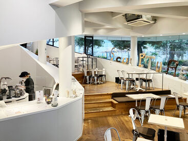 MONKEY CAFE 20代のフリーター多数活躍中
コーヒーが好き、アートに興味がある
落ち着いた場所で働きたいなど…
応募の理由も色々なんです♪
