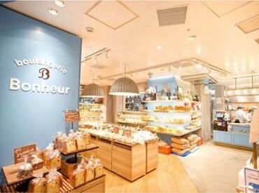 株式会社LEOC ブーランジェリーボヌール 六本木ヒルズ店/190007 わからないことは近くの先輩スタッフがしっかりサポートします◎
遠慮なく聞いてくださいね！