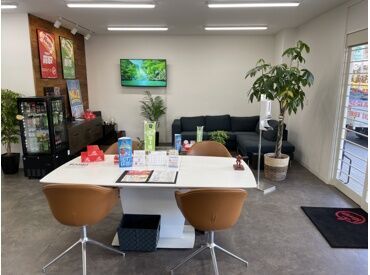 栗平駅チカ店舗で通勤もラクラク♪
未経験からの先輩多数だから安心START♪
長期就労も安心の大手グループ！