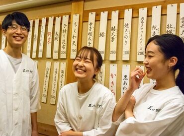 店内はカウンターのみ、席数は20席程度！
和の雰囲気を感じる、落ち着いた店内！